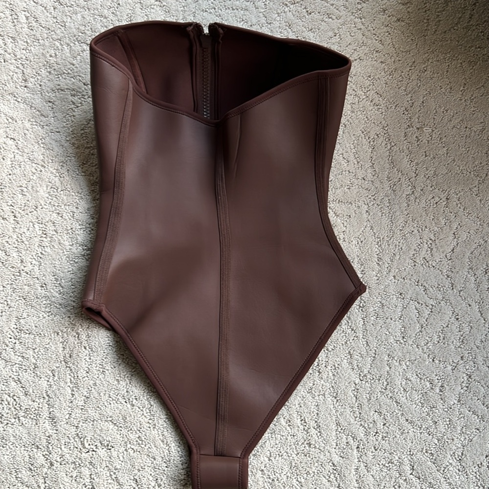 SKIMS RUBBERIZED STRAPLESS SWIMSUIT - Picture 4 of 5